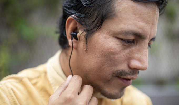 Advierten que uso excesivo de audífonos de celulares puede causar sordera irreversible