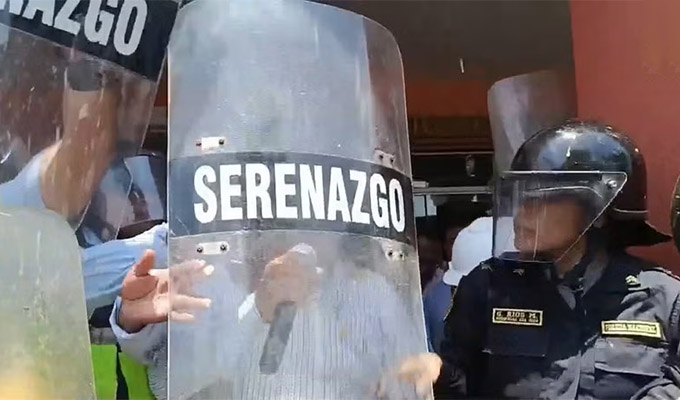 Catacaos: indignados vecinos agreden a alcalde por presuntas deficiencias en la ejecución de obras