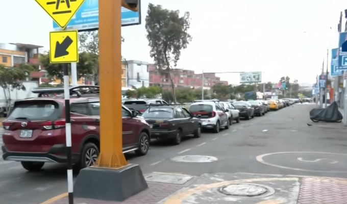Largas colas de vehículos en grifos de Lima y Callao tras desabastecimiento de GNV
