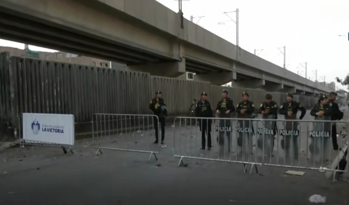 Gamarra sin ambulantes: policía resguarda exteriores del emporio comercial