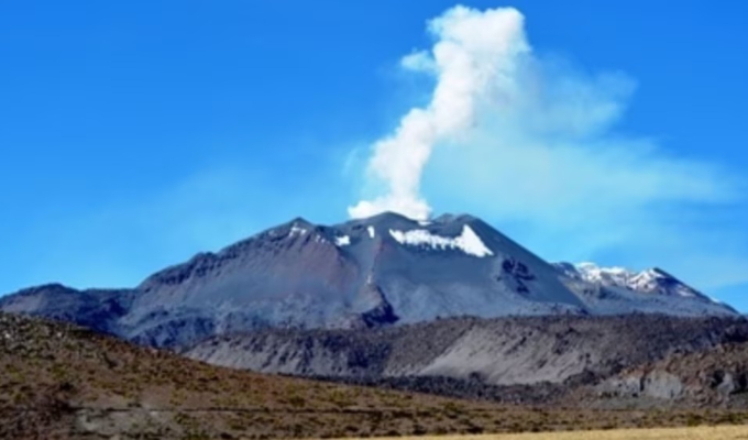 Volcán Sabancaya registra tercera explosión y dispersa cenizas hacia seis distritos de Arequipa