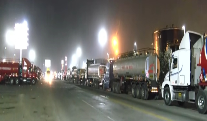 Cisternas hacen largas colas para abastecerse de combustible en la Refinería Conchán