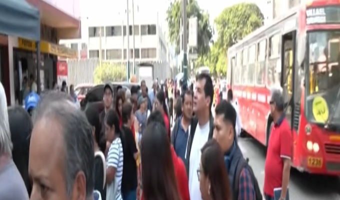 Caos y largas colas por trámites en la sede de RENIEC en San Borja