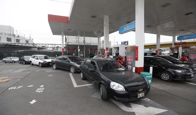 Conductores recorren la ciudad para abastecerse de GLP, gasolina y diésel