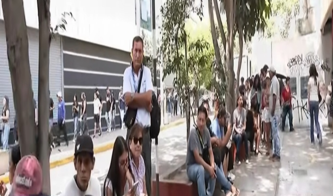 Largas colas para recoger DNI en sede de RENIEC en Miraflores