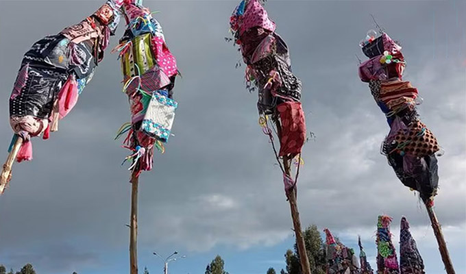 Cortamonte trágico en Junín: árbol adornado con regalos y globos cayó sobre unos asistentes