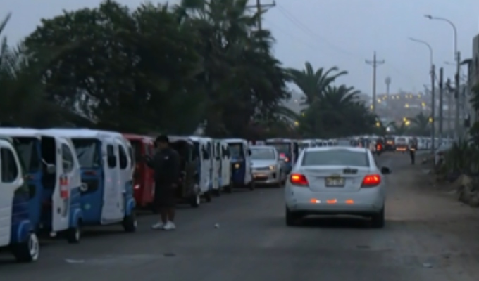 Mototaxistas hacen enorme fila para abastecerse de combustible en Lima