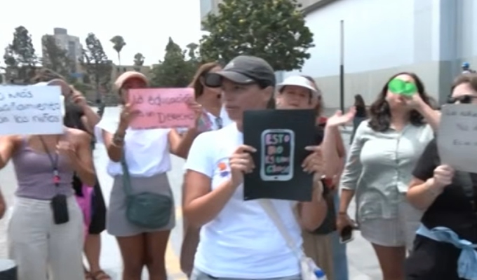 Padres protestan frente al Minedu y piden retorno a clases presenciales