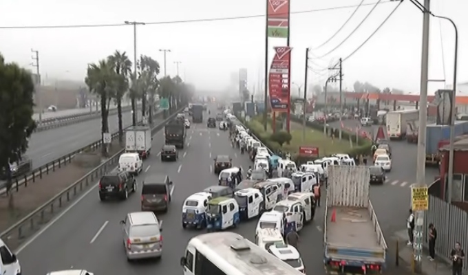 Mototaxistas hacen largas colas por combustible y generan tráfico en la Panamericana Sur