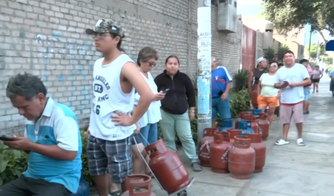 Tras primicia de BDP: forman largas colas para comprar balón de gas económico en Chorrillos