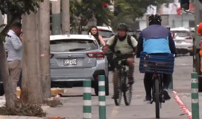 Viajan en bicicletas y scooters ante crisis de gas y alza de combustibles