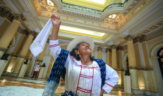 Midis: entregan condecoración Orden al Mérito de la Mujer 2026 a usuaria de Pensión 65 por su contribución social