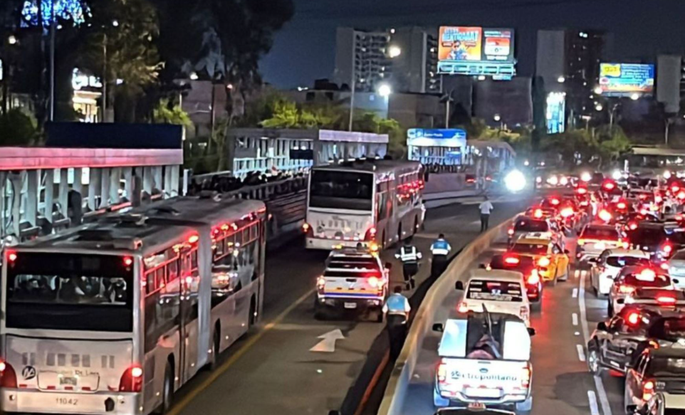 Estación Javier Prado: bus varado genera demoras en servicio del Metropolitano