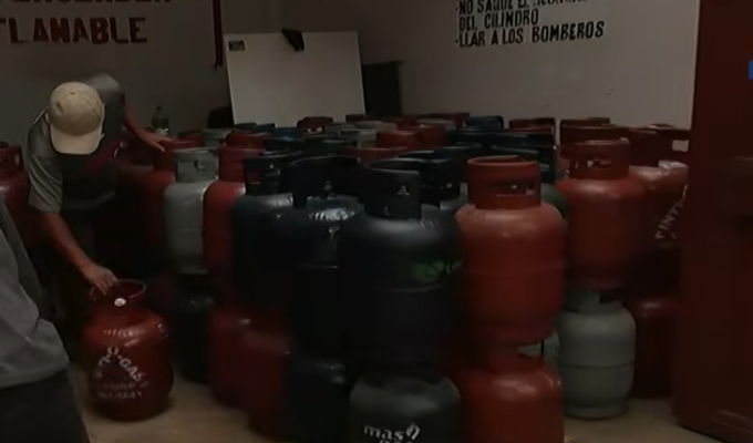“El Ángel del gas” en Chorrillos vende balones a S/50 en plena crisis energética