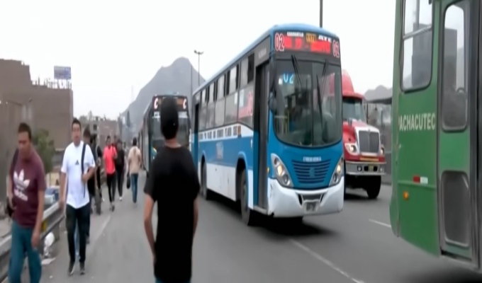 Malestar entre usuarios por alza de pasajes en transporte público