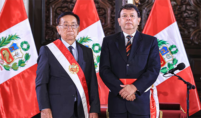 Juan Carlos Velasco juramenta como nuevo ministro de Salud en reemplazo de Luis Quiroz