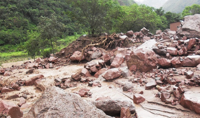 Piura: dos vehículos con pasajeros desaparecen tras ser arrastrados por un gigantesco huaico