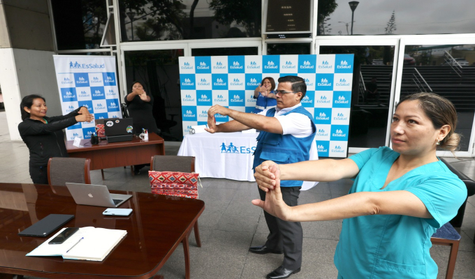 Teletrabajo: EsSalud recomienda cuidar la postura y hacer pausas activas para evitar dolores de espalda y estrés