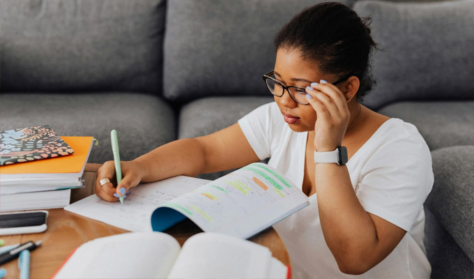 Volver a las aulas: la nueva oportunidad educativa para mujeres que dejaron el colegio