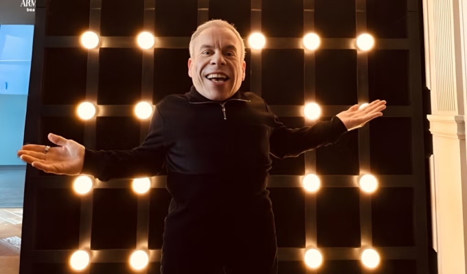 Príncipe William condecora al actor Warwick Davis, estrella de 'Harry Potter' y 'Star Wars'