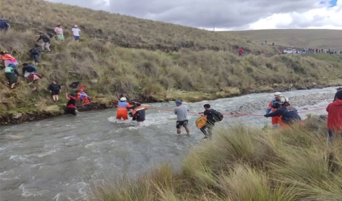 Áncash: rescatistas ayudan a viajeros a cruzar río tras caída de puente