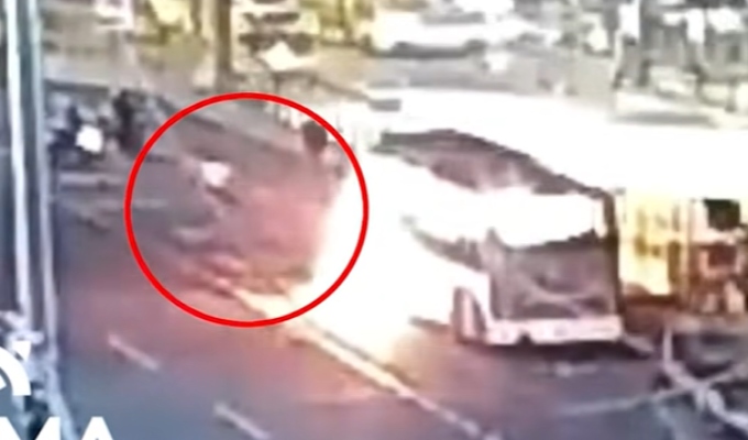 Incendian bus con chofer a bordo en El Agustino: víctima quedó con 90% del cuerpo quemado