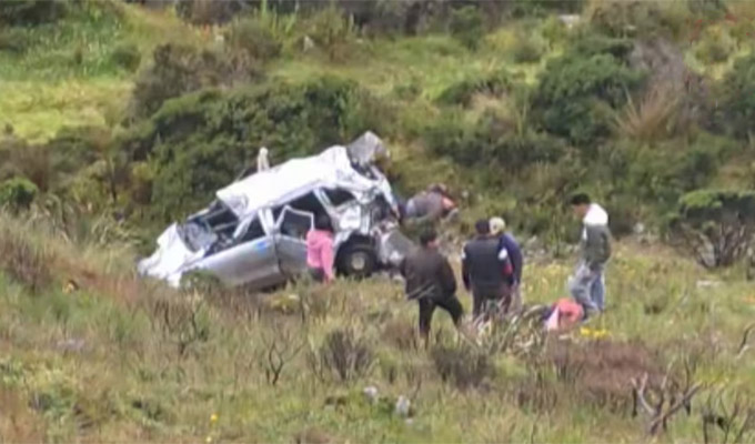 Camioneta se despista y cae a abismo en Huancavelica: accidente deja un muerto y ocho heridos