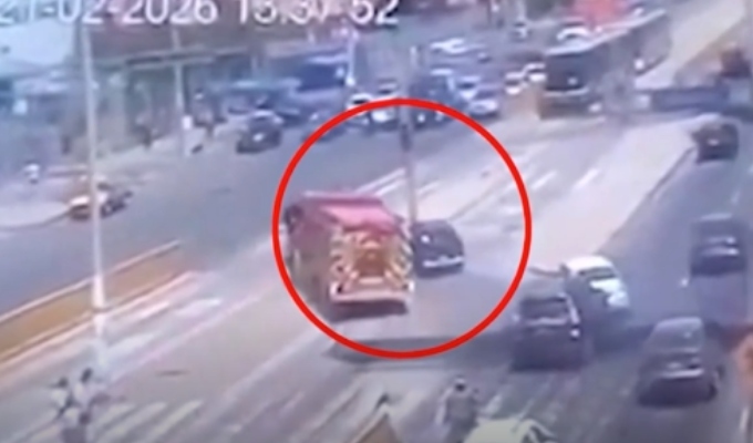 Chorrillos: camión de bomberos realiza peligrosa maniobra para evitar choque