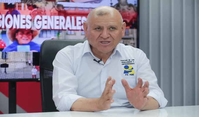 Candidato presidencial Napoleón Becerra fallece en accidente durante viaje de campaña en Ayacucho