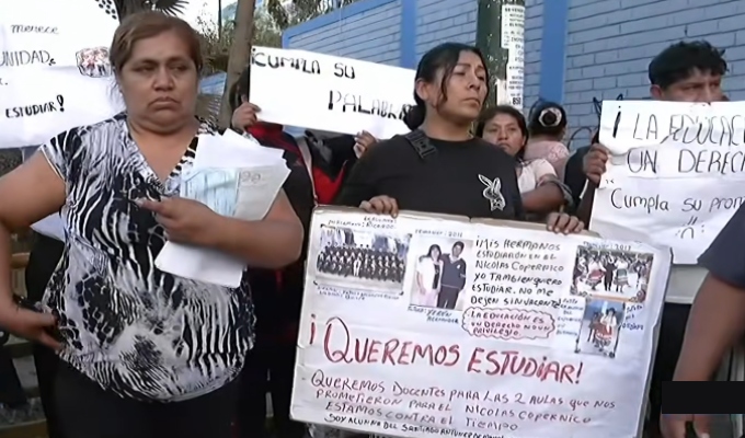 Padres protestan por falta de vacantes: 75 niños podrían quedarse sin clases