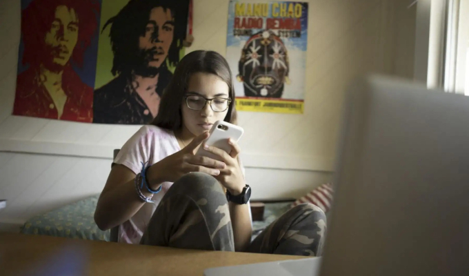 Año escolar 2026: recomiendan regular uso de celular en las noches para evitar sueño en clase