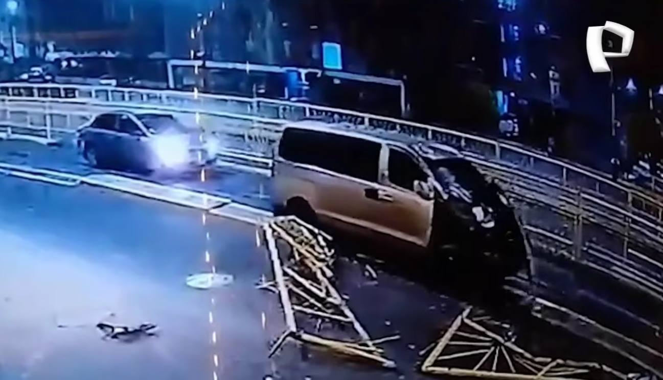 Minivan choca contra separador en avenida Brasil