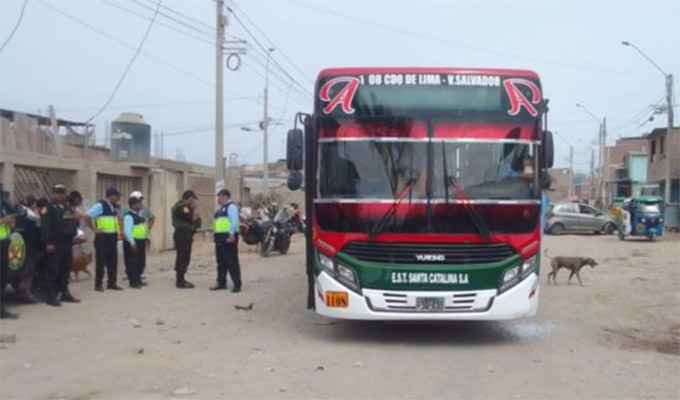 VES: tras ataques de sicarios buses de Santa Catalina reanudan labores escoltados por policías
