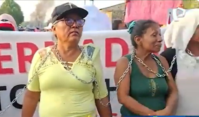 Iquitos: padres de familia se encadenan y otros se entierran exigiendo reconstrucción de colegio