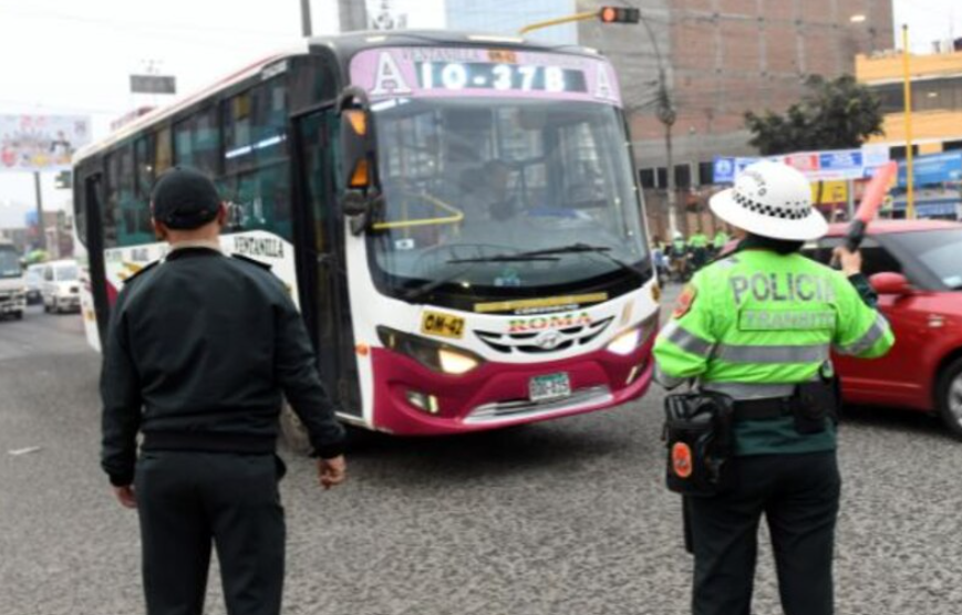 Patrulla policial abandona bus en plena ruta y expone fallas en plan de seguridad