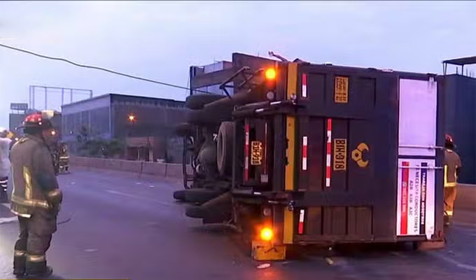 SMP: camión de carga se volcó en la Panamericana Norte generando gran congestión vehicular