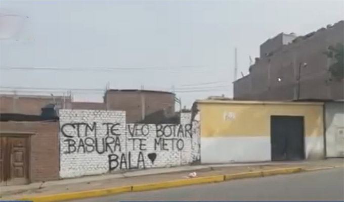 Trujillo: indignado vecino amenaza con “meter bala” a todos los que botan basura frente a su casa