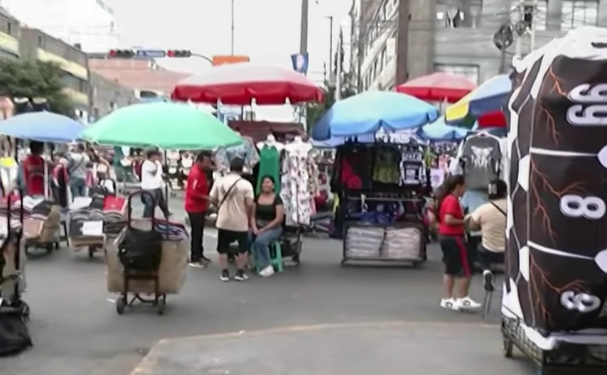 Ambulantes desalojados de Aviación toman avenida Bausate y Meza