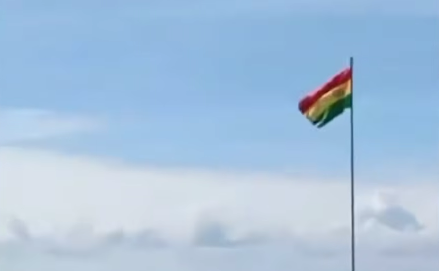 Puno: izan bandera de Bolivia en territorio peruano