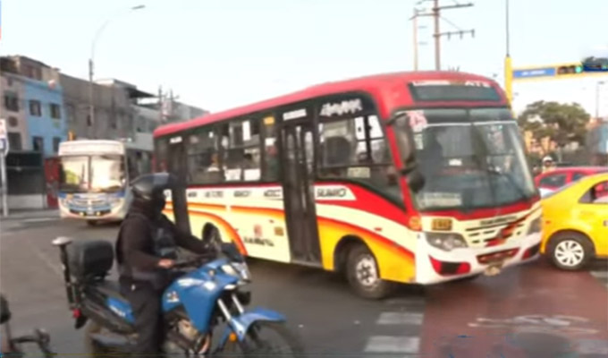 La Victoria: pista resbalosa por derrame de aceite de cocina causa accidentes de tránsito