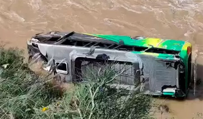 Junín: al menos dos muertos y 10 heridos, varios de ellos graves, deja caída de ómnibus al río Mantaro