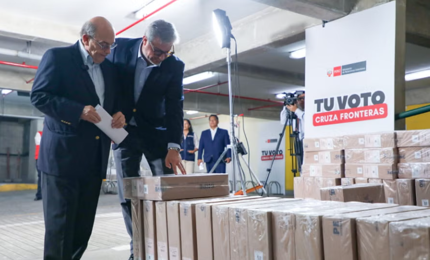 ONPE entrega a Cancillería material electoral para voto de peruanos en el extranjero