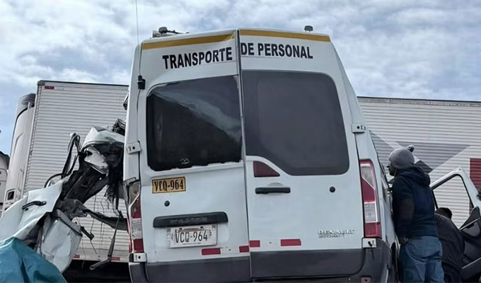 Al menos ocho muertos y tres heridos deja choque de miniván y camión en la Vía Arequipa–Puno