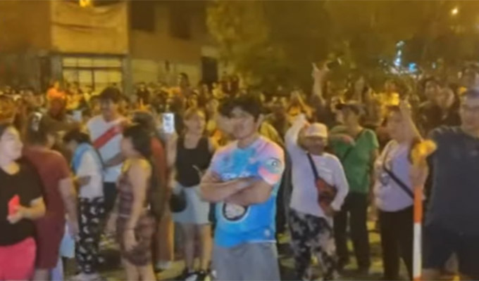 SJL: cientos de vecinos bloquearon avenida para exigir que baje precio de los pasajes