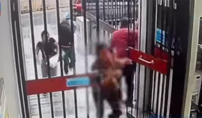 Impactantes imágenes: sicario ataca a mujer cuando ingresaba a su vivienda en Jesús María