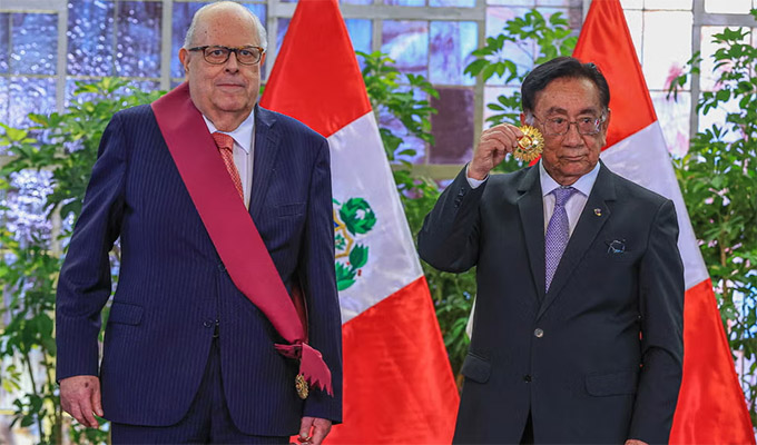 Julio Velarde fue condecorado con la "Orden El Sol del Perú" en el grado de "Gran Cruz"