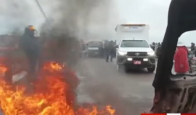 Paro de transportistas: Bloqueos y violencia en Puno y Juliaca por alza del combustible