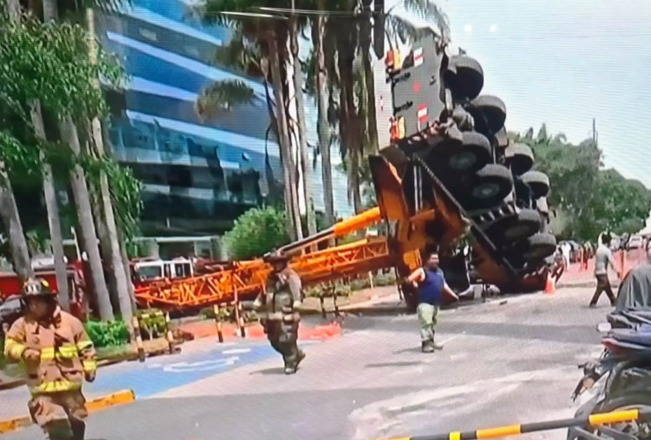 Surco: enorme grúa aplasta dos autos y una motocicleta