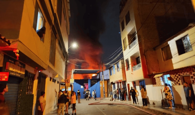 Siniestro en Surco: más de 18 unidades atienden incendio en almacén