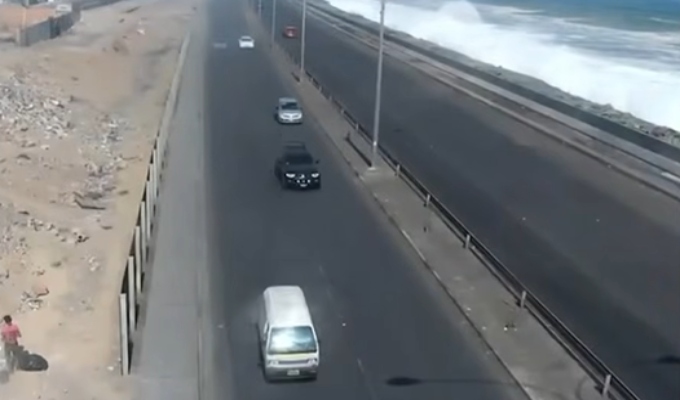 Cierran tramo de la Costa Verde en el Callao por oleaje anómalo